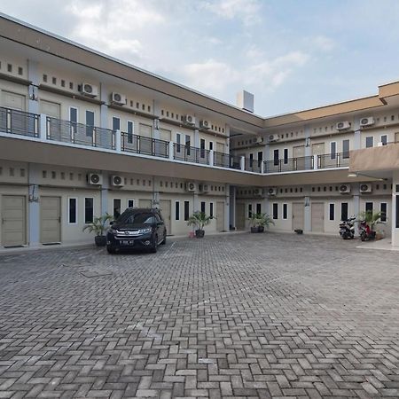 Reddoorz Plus Syariah @ Tuparev Cirebon 3 Екстериор снимка