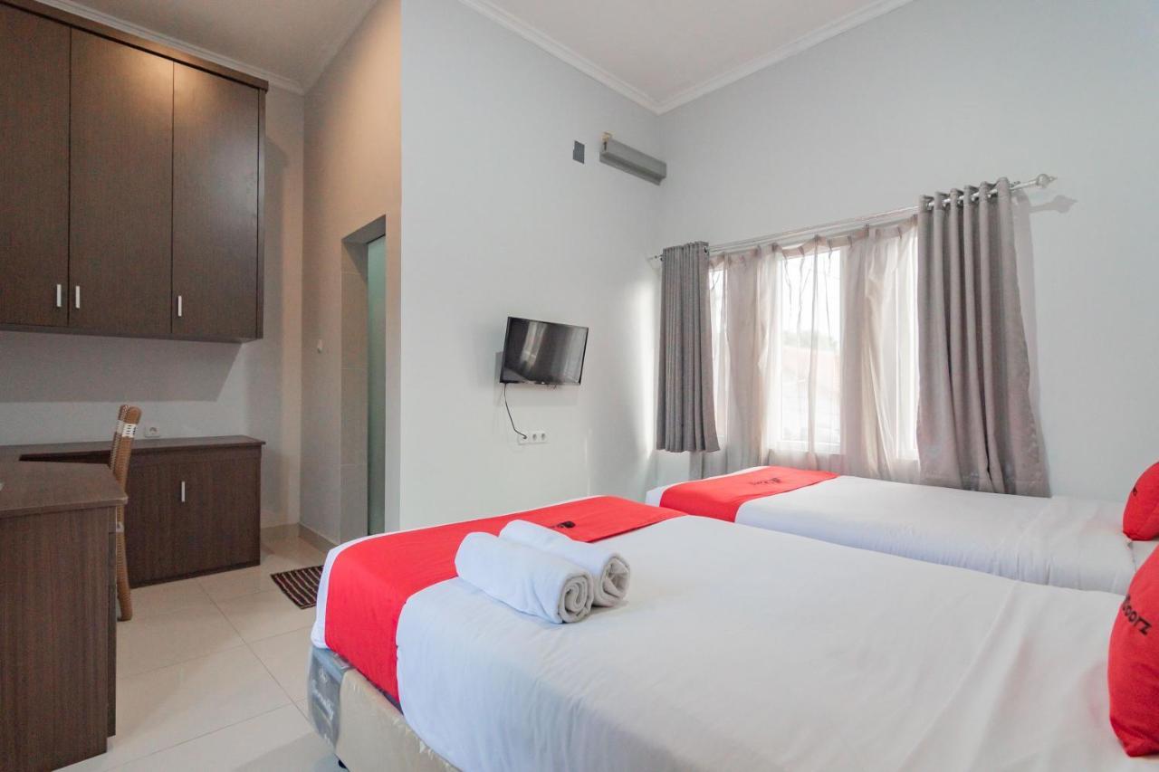 Reddoorz Plus Syariah @ Tuparev Cirebon 3 Екстериор снимка