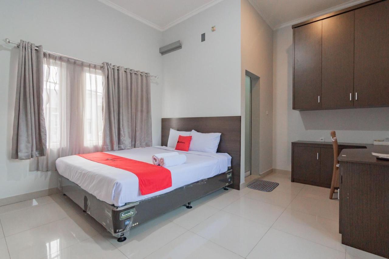 Reddoorz Plus Syariah @ Tuparev Cirebon 3 Екстериор снимка