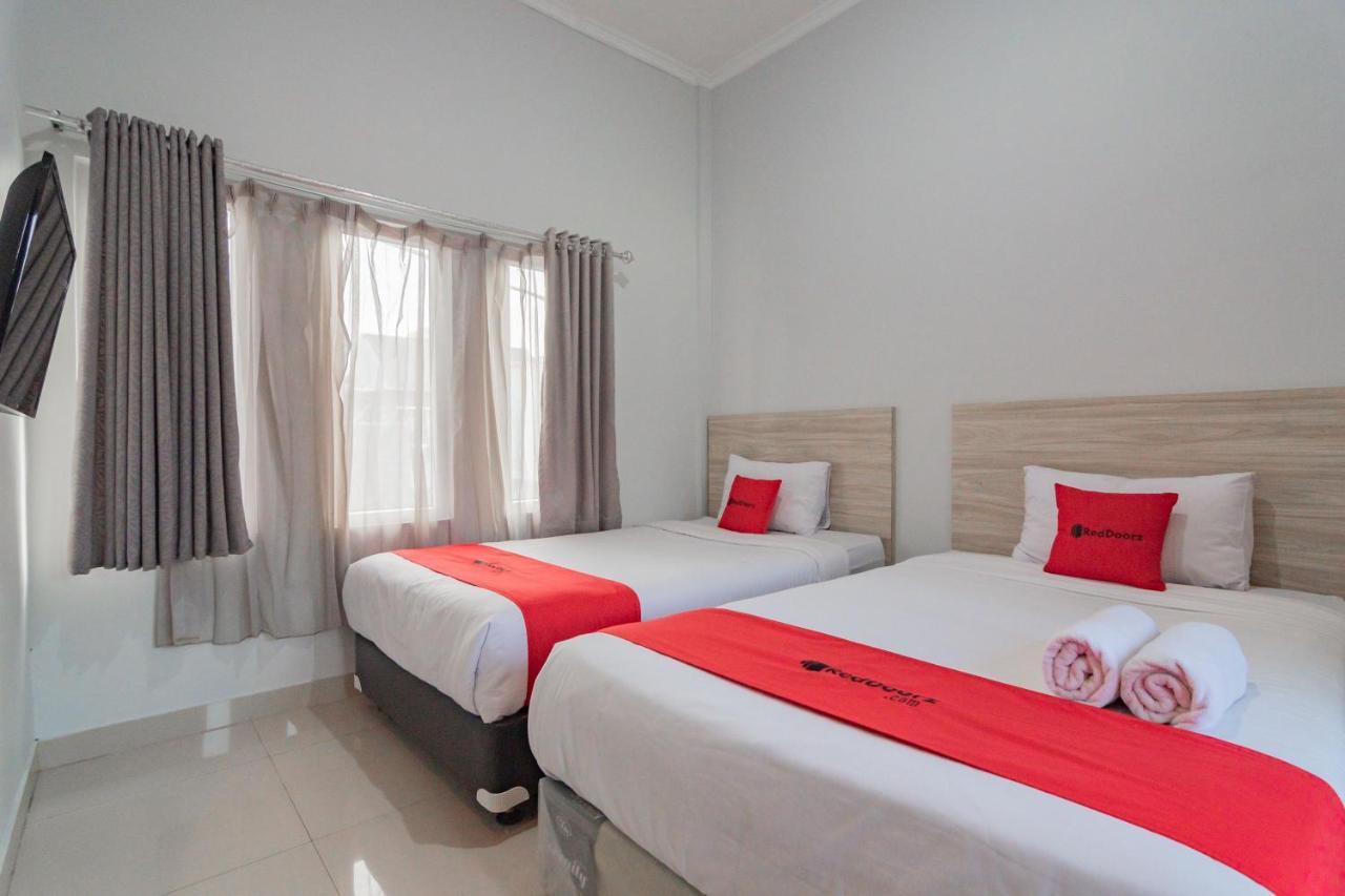 Reddoorz Plus Syariah @ Tuparev Cirebon 3 Екстериор снимка