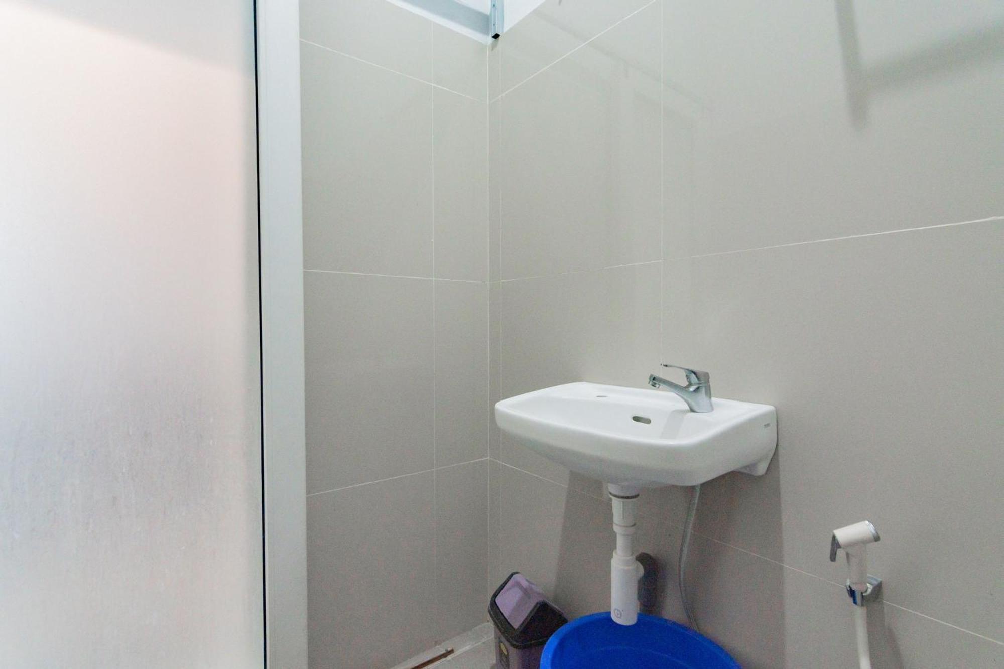 Reddoorz Plus Syariah @ Tuparev Cirebon 3 Стая снимка