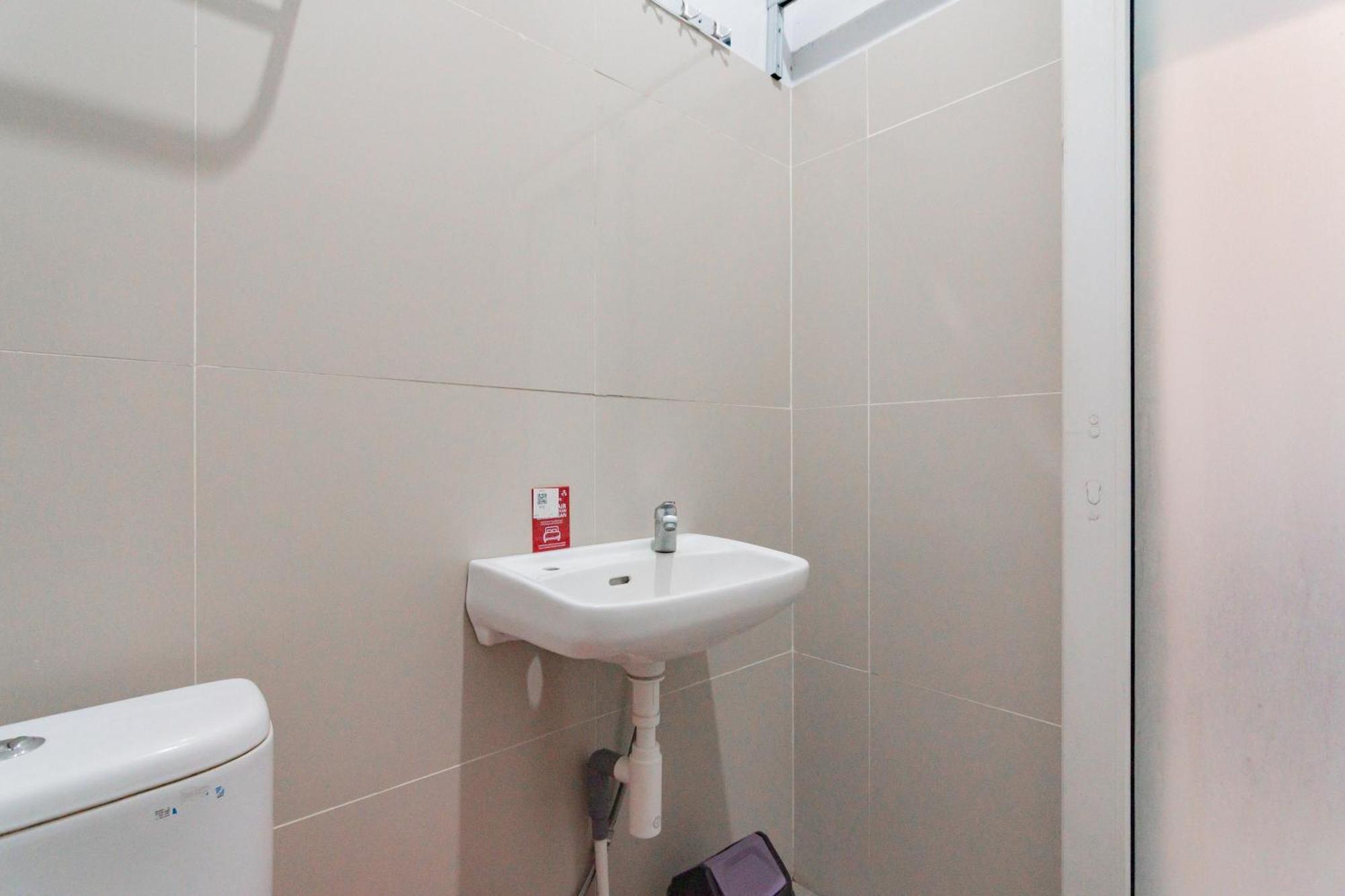 Reddoorz Plus Syariah @ Tuparev Cirebon 3 Стая снимка