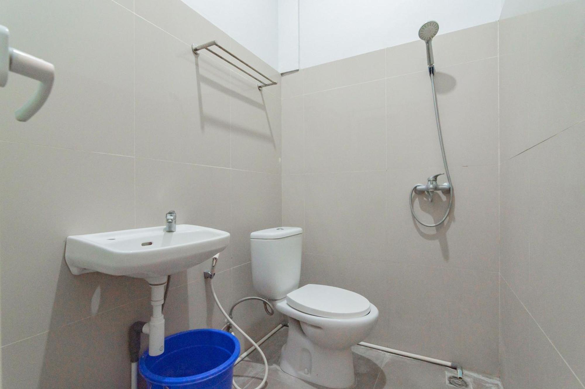 Reddoorz Plus Syariah @ Tuparev Cirebon 3 Стая снимка