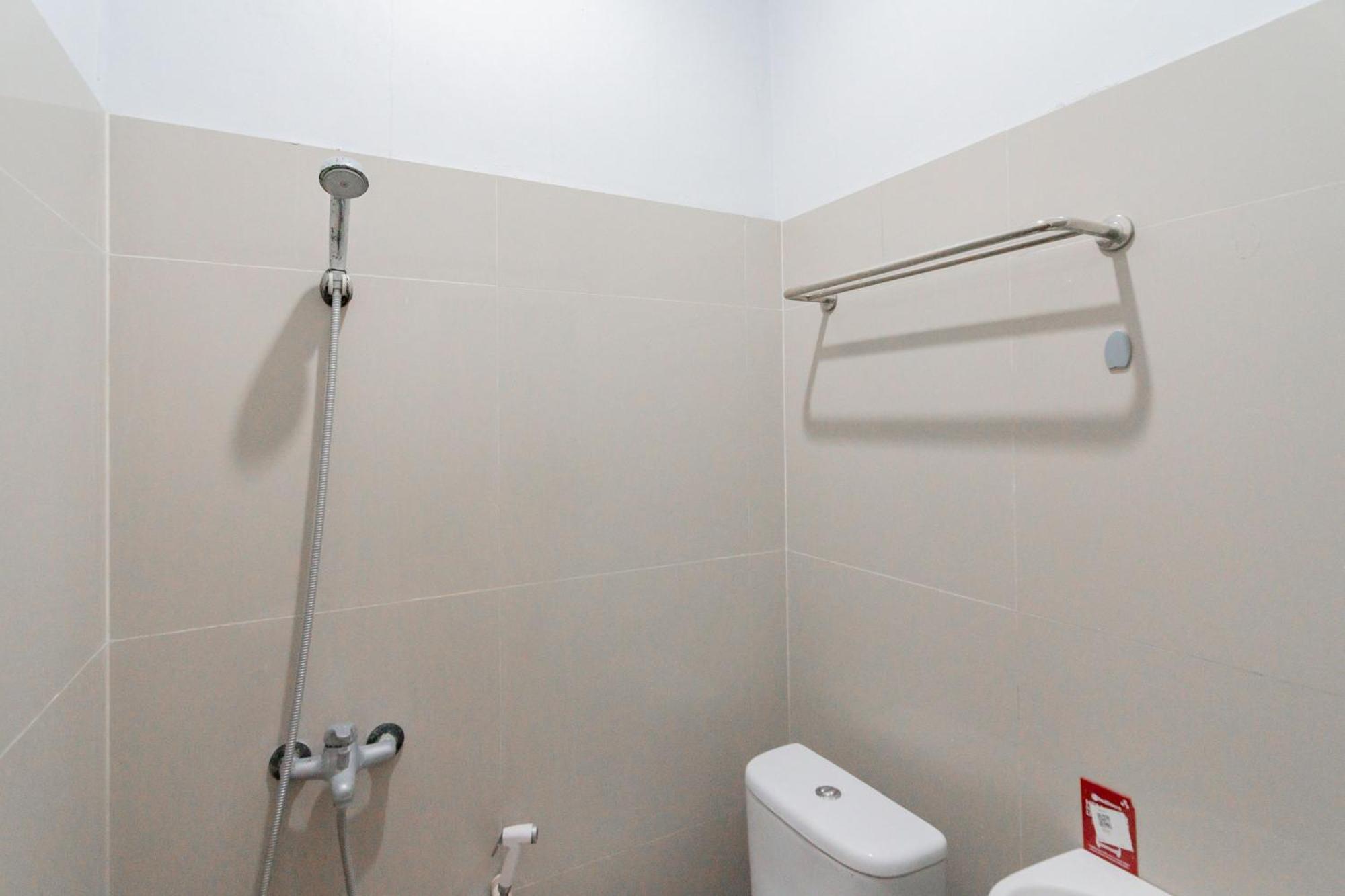 Reddoorz Plus Syariah @ Tuparev Cirebon 3 Стая снимка